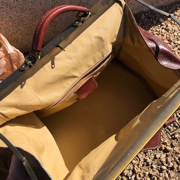 Vtg XL Leather Doctors Duffel Bag  🎩👑 - Picture 5 of 16